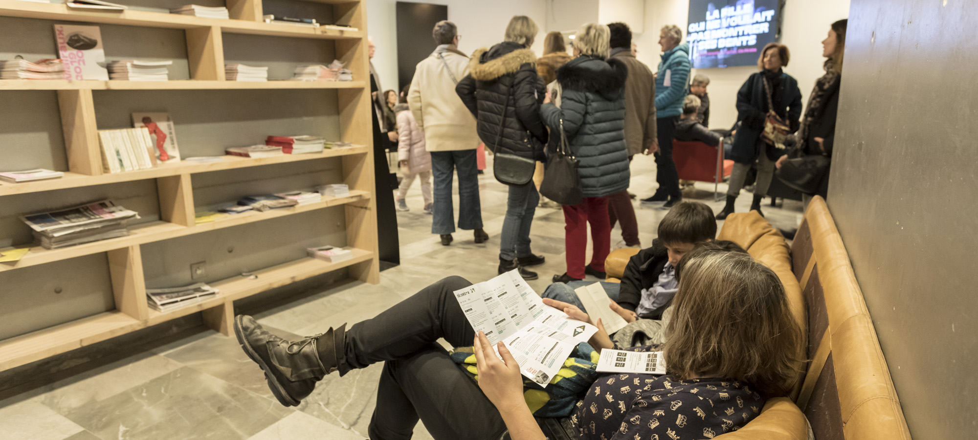 détente canapé bibliothèque foule